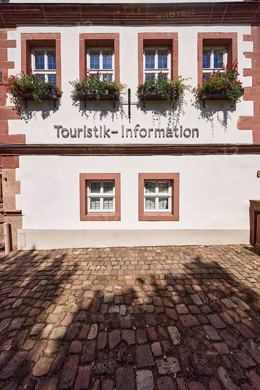 Historic buildings, cobblestones, windows, flower boxes, tourist information, tourist information Erbach and Odenwald shop, market square, Erbach, Odenwald, Odenwaldkreis, Hesse, Germany