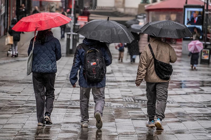 Passers-by in a pedestrian zone, Kettwiger Straße, rainy weather, city center, Essen, North Rhine-Westphalia, Germany