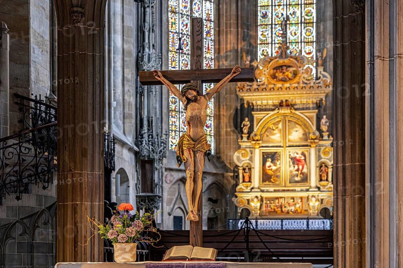 St. Dionys Town Church. interior view. Crucifixion scene on the high altar created in 1604. Three-storey winged altar by Peter Riedlinger and David Mieser. City view of Esslingen am Neckar. Crucifix with altar. Esslingen, Baden-Württemberg, Germany