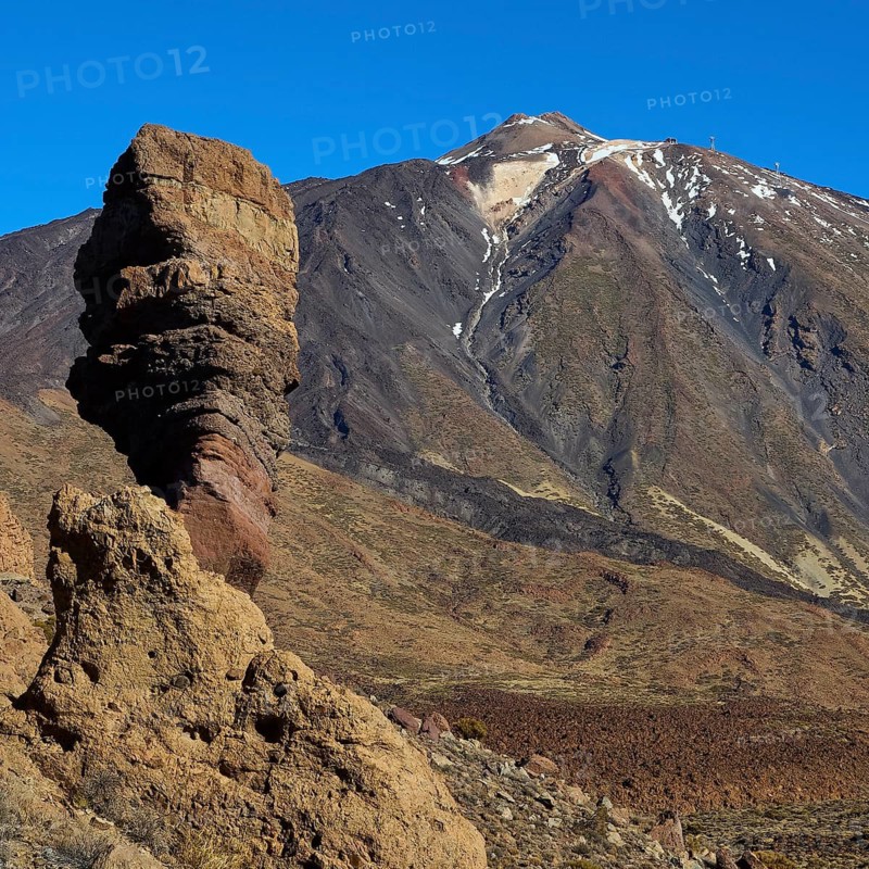 Roques de Garcia, impressive rock formations and the Teide volcano under clear blue sky, Teide, Parque Nacional del Teide, Teide National Park, volcano, volcanism, UNESCO World Heritage Site, Tenerife, Canary Islands, Spain