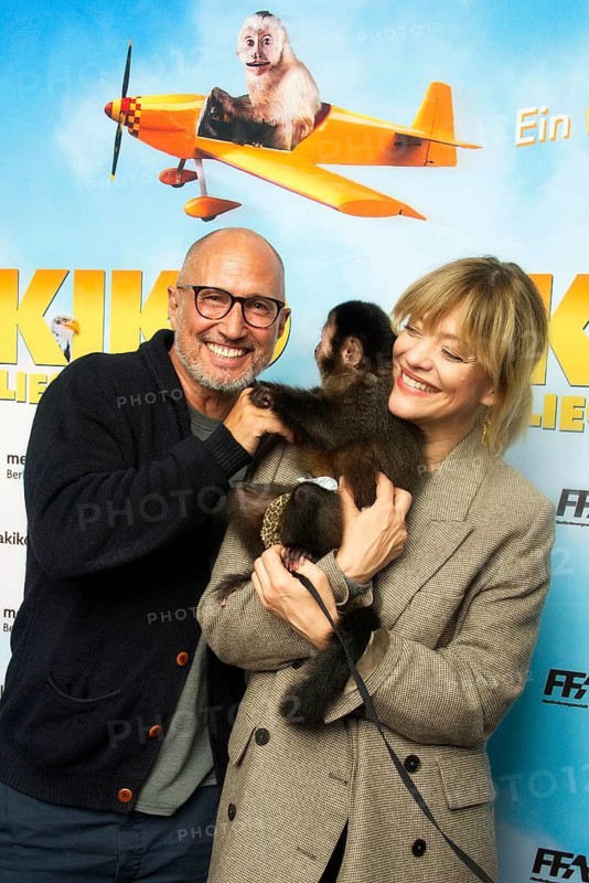 Benno Fürmann, Heike Makatsch, with the monkey, AKIKO DER FLIEGENDE AFFE (cinema release: 05.06.2025), Photo Call for the Berlin premiere at the Filmtheater am Friedrichshain, Berlin, 25.05.2025