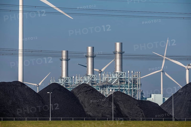 The gas and steam combined cycle power plant, GuD, Magnum, with 1410 MW output, gas power plant with 3 blocks, powered by natural gas, can also be operated with hydrogen, coal storage at the Eemshaven coal power plant, Eemshavencentrale, both operated by RWE Generation, one of the 3 large power plants in the Eemshaven energy park, Groningen province, the Netherlands