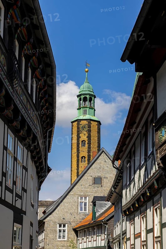 Artful half-timbered houses in the old town with a view of the Goslar Market Church of St Cosmas and Damian, Old Town, Goslar, Lower Saxony, Germany