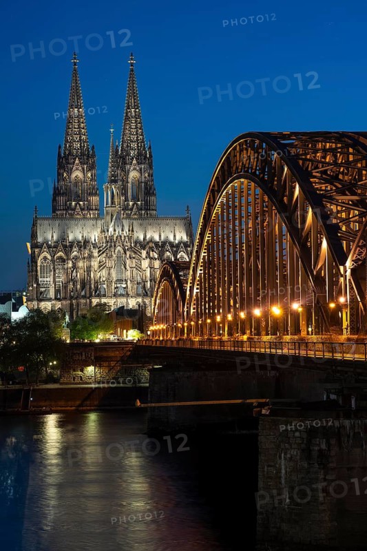 Cologne Cathedral, has been shining in new light since Easter 2025, the old metal halide lamps have been replaced by over 700 modern LED lamps, reducing energy consumption by around four fifths, significantly improving the quality of light and greatly reducing light emissions, 12 KM of new cables were laid for this, Hohenzollern Bridge, railway bridge over the Rhine, North Rhine-Westphalia, Germany