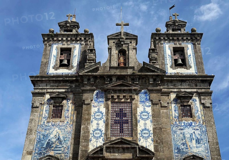 Igreja Paroquial de Santo Ildefonso, catholic church built in the 18th century, exterior façade decorated with azulejos, old town, Porto, Portugal