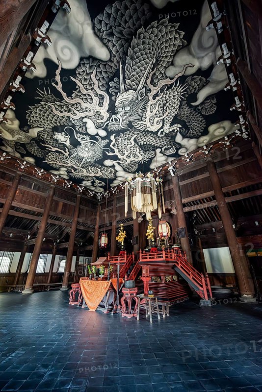 Interior view of Hodo Hall in Kennin-ji Buddhist Temple, Twin Dragon ceiling painting by artist Koizumi Junsaku, Kenninji Temple, Komatsucho, Kyoto, Japan