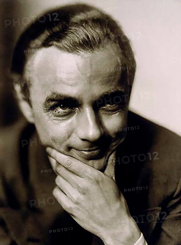 Erich Kästner, German writer, poet, journalist and screenwriter. His most famous works include the children's books 'Emil and the Detectives, Pünktchen und Anton' and 'The Flying Classroom.' In contrast to many other opponents of the regime, Erich Kästner did not emigrate during the National Socialist period. Many of his books were banned and he could only work under the pseudonym Berthold Bürger. His stay was heavily criticized by many colleagues. Historical, contemporary history