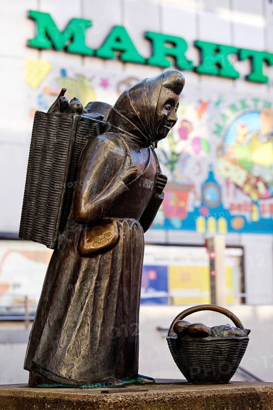 The bronze sculpture Kiepenfrau by Hans-Jürgen Zimmemann shows Karoline Duhnsen in front of the Markthalle, Hanover, Lower Saxony, Germany