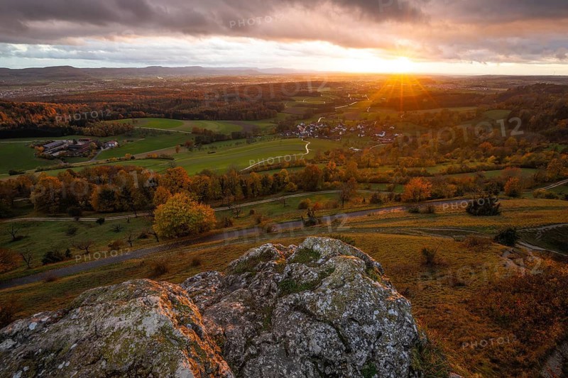 Rain and sun alternating — dramatic autumn atmosphere at the Hohenstaufen Spielburg Nature Reserve