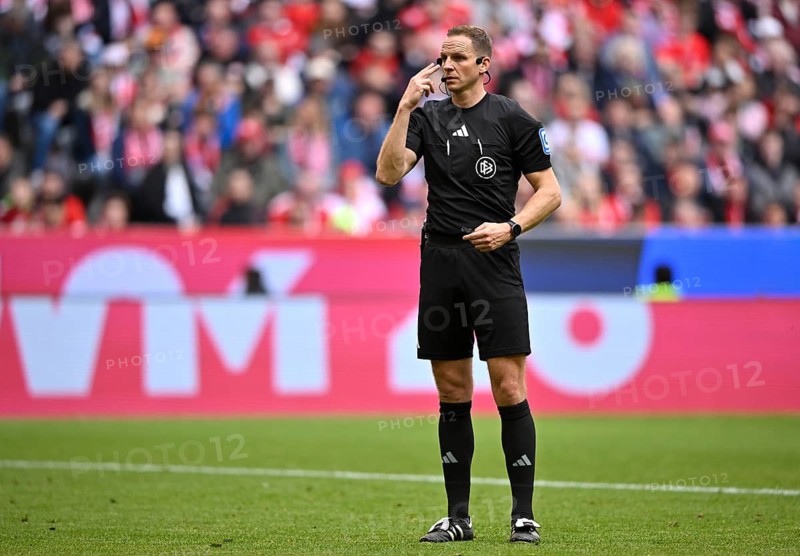Referee Sören Storks Watch Eye Contact Gesture Soccer Bundesliga, Allianz Arena, Munich, Bayern, Germany