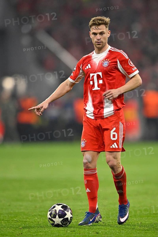 Joshua Kimmich FC Bayern Munich FCB (06) Action on the ball Football UEFA Champions League CL Allianz Arena, Munich, Bayern, Germany