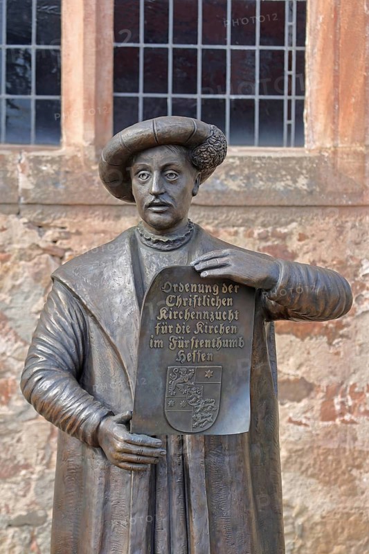 Sculpture church breeding order by Lutz Lesch, Hessian church history during the Reformation in 1539, Philip the Magnanimous proclaims the decree, inscription, scroll, modern art, sculpture group, bronze sculpture, life-size, castle church, parade ground, goat grove, Schwalmstadt, Hesse, Germany