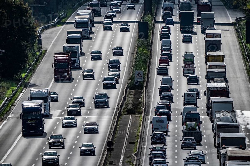 Traffic jam on the A3 motorway between the Hilden junction and the Mettmann junction, view to the south, traffic jam due to construction work, North Rhine-Westphalia, Germany