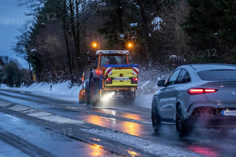 Winter service, spreader and snow plough in use, clears snow and slush from a regional road, Bergisches Land, near Marienheide, North Rhine-Westphalia, Germany