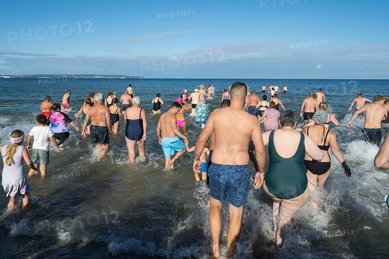 Swimmers run into water to bathe, tourist attraction Binzer Abbaden, Binz, seaside resort, Rügen island, Mecklenburg-Western Pomerania, Germany