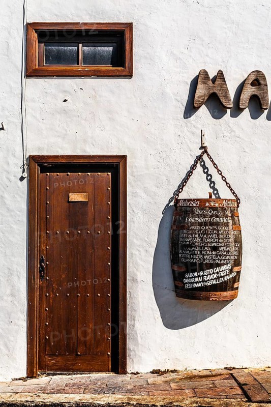 Shops and bars with flair in the old town, Teguise, Lanzarote, Canary Islands, Spain