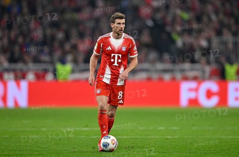 Leon Goretzka FC Bayern Munich FCB (08) Action on the ball Football Bundesliga, Allianz Arena, Munich, Bavaria, Germany