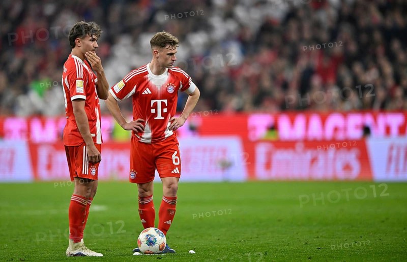 Joshua Kimmich FC Bayern Munich FCB (06) Tom Bischof FC Bayern Munich FCB (20) in front of free kick Soccer Bundesliga, Allianz Arena, Munich, Bavaria, Germany