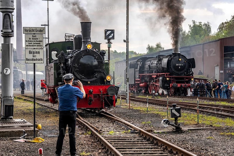 Bochum Railway Museum, museum days weekend, with many attractions such as steam locomotive rides, 3 locomotives are under steam, historic trains make round trips through the Ruhr Valley, on the left three-axle steam locomotive Lower Saxony, built in 1922, federal railroad express steam locomotive 01 180, built in 1936, many locomotives are on display, on the site of the former Dahlhausen railway depot, North Rhine-Westphalia, Germany