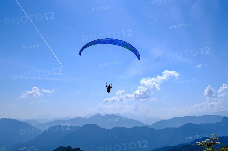 Paragliders in front of the Chiemgau Alps, on Hochfelln, Bergen, Chiemgau, Upper Bavaria, Bavaria, Germany