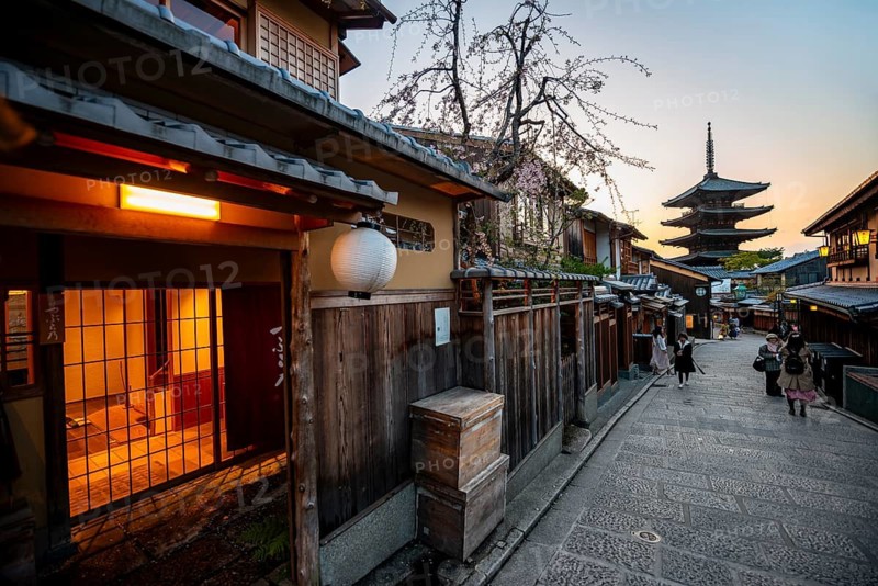 Yasaka dori historic street in the old town with traditional Japanese houses, five-story Yasaka Pagoda of the Buddhist Hokanji Temple at the back, evening mood, sunset, Higashiyama, Kyoto, Japan
