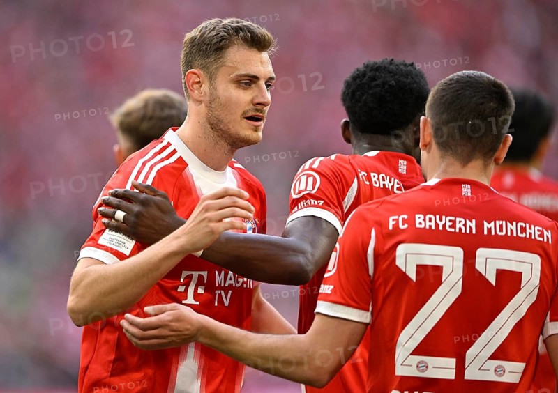 Cheers Joy Emotion Josip Stanisic FC Bayern Munich FCB (44) Alphonso Davies Bayern FC Munich FCB (19) Raphael Guerreiro FC Bayern Munich FCB (22) Football Bundesliga, Allianz Arena, Munich, Bavaria, Germany