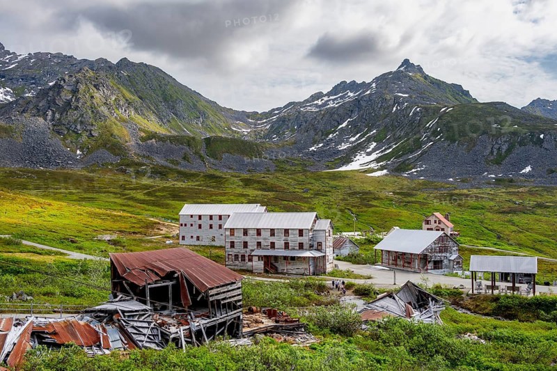 Building of the former Gold Mine Independence Mine in mountainous landscape, Independence Mine State Historical Park, Hatcher Pass, Talkeetna Mountains, Alaska, USA