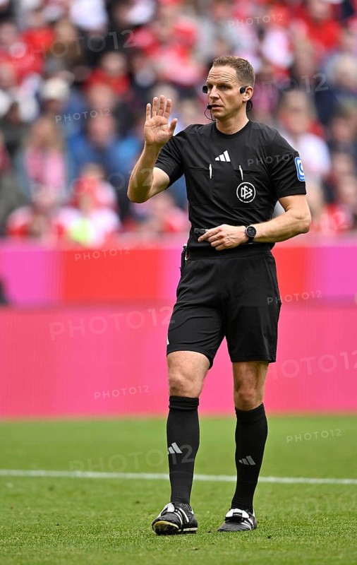 Referee Sören Stork's gesture gesture soccer Bundesliga, Allianz Arena, Munich, Bavaria, Germany