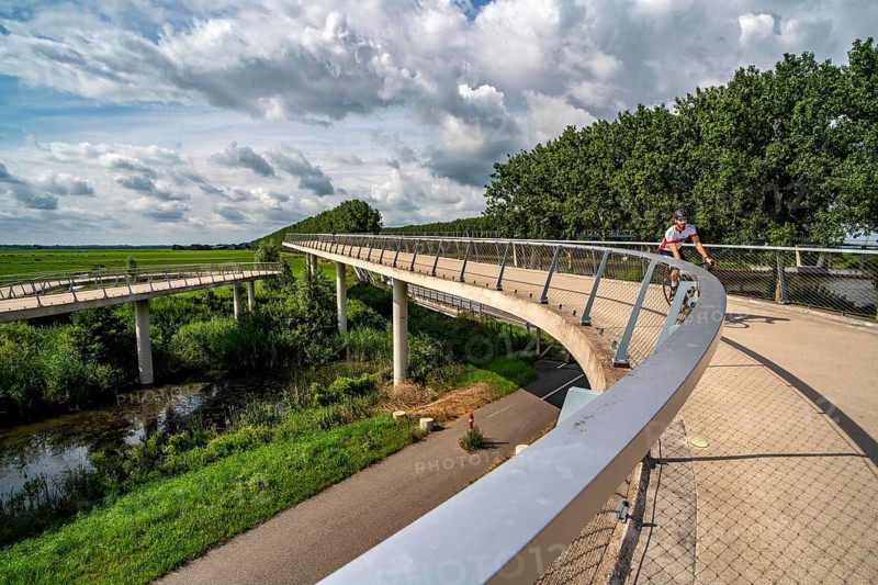 Ramp on the Liniebrug, bicycle and pedestrian bridge over the Amsterdam-Rhine Canal near the village of Nigtechtew, spans the shipping canal at around 104 metres, the ramps on both sides of the canal are a good 500 metres long, gentle ascent for cyclists, connects various cycle paths south of Amsterdam, Netherlands