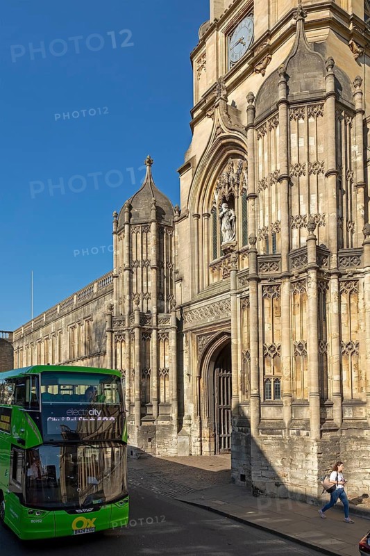 Double-decker bus, Tom Tower, Christ Church College, Oxford, England, Great Britain