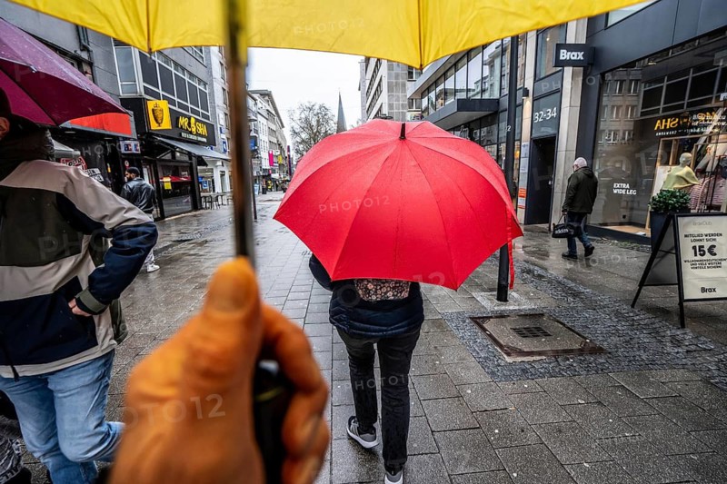 Passers-by in a pedestrian zone, Kettwiger Straße, rainy weather, with umbrella, city center, Essen, North Rhine-Westphalia, Germany