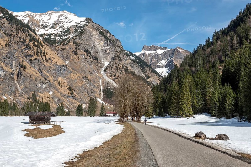 Oytalstraße, Oytal, behind scratches and mountains of the Allgäu Alps, Oytalhaus, Oberstdorf, Oberallgäu, Allgäu, Bavaria, Germany
