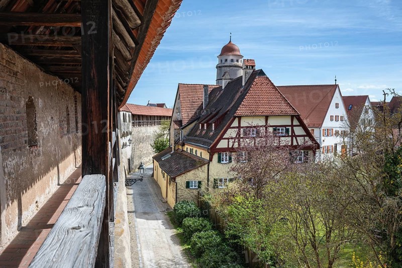 The historic rampart of the completely preserved, approx. 2.7 kilometers long city wall in the old town of Nördlingen, on the right the Löpsinger Tor, Donau-Ries district, Nördlinger Ries, Bavaria, Germany
