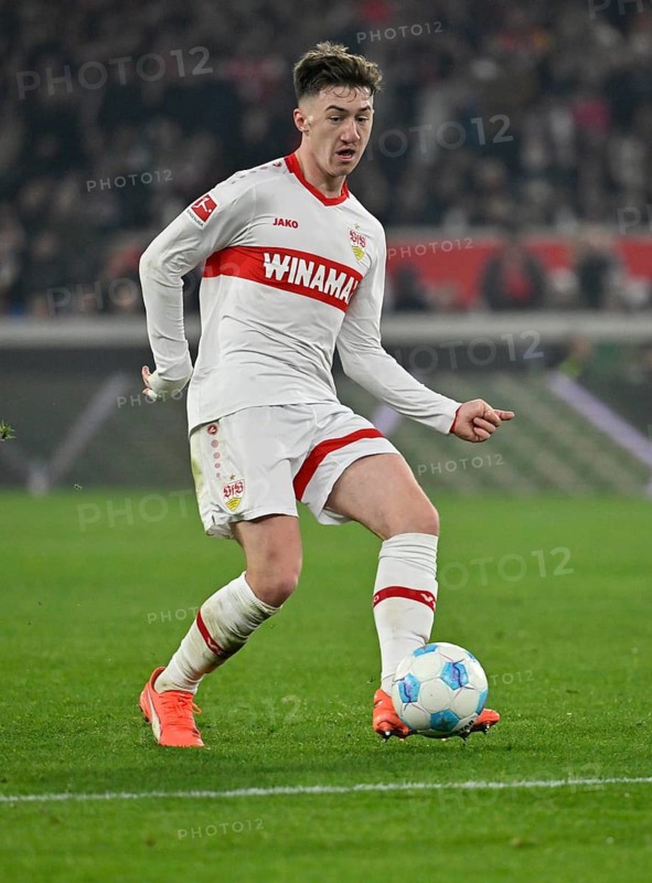 Angelo Stiller VfB Stuttgart (06) Action on the ball MHPArena, MHP Arena Stuttgart, Baden-Württemberg, Germany