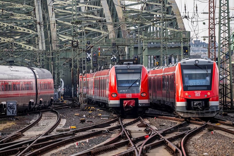 Railway in front of Cologne Central Station, Hohenzollern Bridge across the Rhine, ICE long-distance trains and regional trains, S-Bahn, in front of the railway bridge, Cologne, North Rhine-Westphalia, Germany