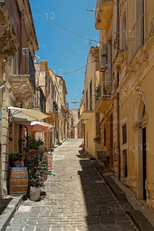 Narrow alley in Noto. The old town centre of Noto is a UNESCO World Heritage Site. Noto, Sicily, Italy, Southern Europe