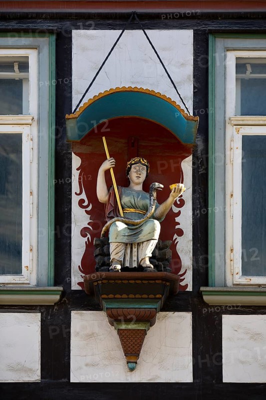 Hygieia, figurative façade decoration, patron saint of pharmacists, Raths-Apotheke Goslar, one of the oldest pharmacies in northern Germany, Lower Saxony, Germany