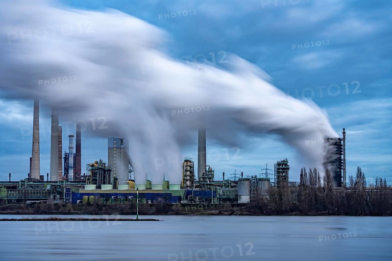 Rhine near Duisburg-Bruckhausen, industrial setting of the ThyssenKrupp steel plant, fire cloud of the Schwelgern coking plant, North Rhine-Westphalia, Germany