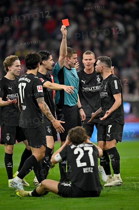 Scuffle, Referee Robert Schröder shows Rocco Reitz Borussia Mönchengladbach BMG (27) red card red sending off Bundesliga football, Allianz Arena, Munich, Bavaria, Germany