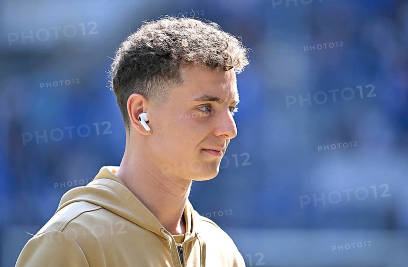 Fisnik Asllani TSG 1899 Hoffenheim (11) portrait Headphones Football Bundesliga, PreZero Arena, Sinsheim, Baden-Württemberg, Germany
