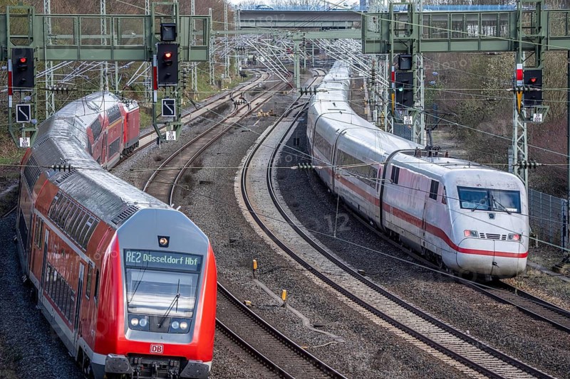 ICE 2 train and RE2, Rhein-Haard Express, railway line, 4-track, for local and long-distance traffic between the Rhineland and the Ruhr area, starting section of the route between Essen and Duisburg, here near Mülheim an der Ruhr, North Rhine-Westphalia, Germany
