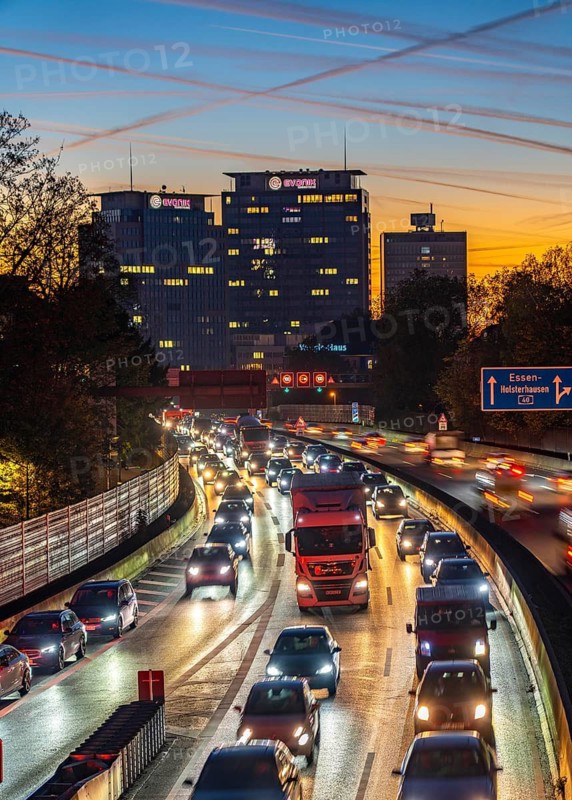 Evening traffic, partly with traffic jams, slow-moving traffic on the A40 motorway, Essen skyline, Evonik Group headquarters, Essen, North Rhine-Westphalia, Germany