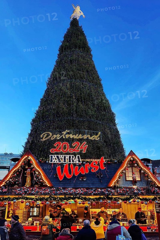 Christmas tree at the Christmas market behind sausage stalls, Dortmund, Ruhr area, Germany