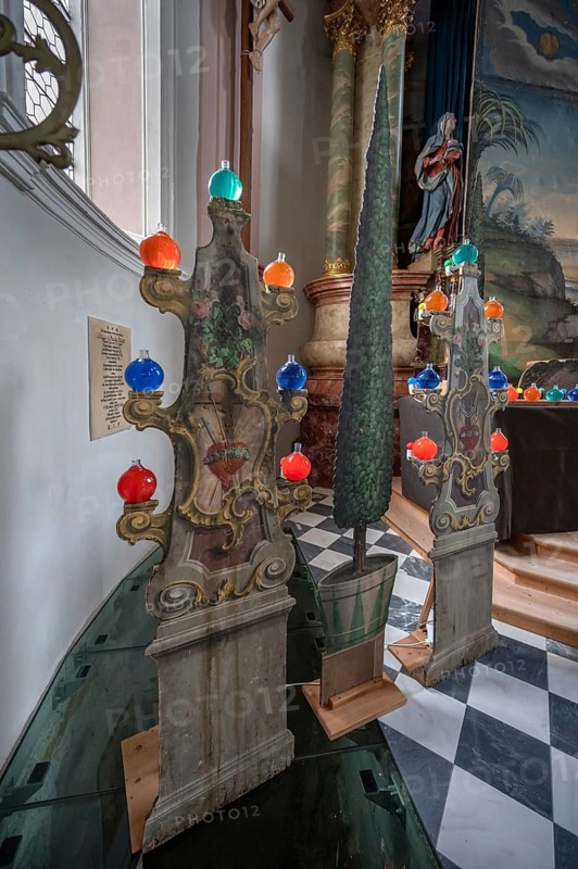 On contour-cut and painted boards with religious motifs in front of the altar during Lent, preparation for the Holy Sepulchre, Church of St Peter and Pau, Telfs, Bezrk, Innsbruck, Austria