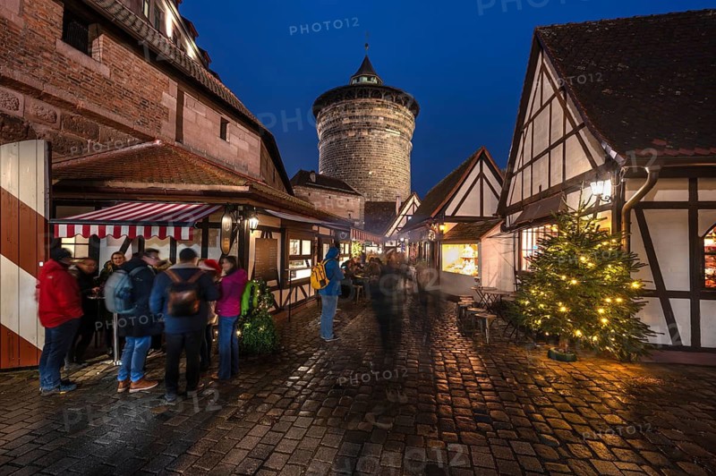 Evening atmosphere in the Handwerkerhof during Advent, the Königstorturm in the back, built around 1550, Nuremberg, Middle Franconia, Bavaria, Germany