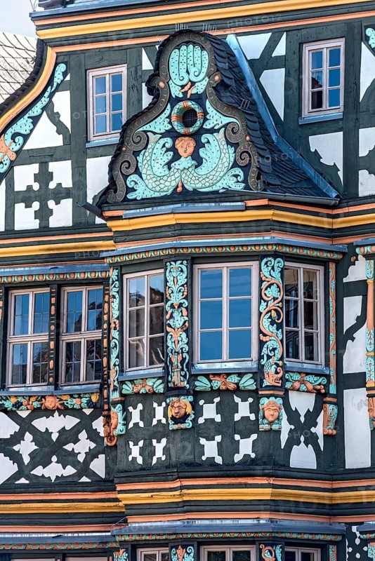 Killingerhaus, magnificent half-timbered house, colourful painted carvings on the bay window, decor, King Adolf Square, historic old town, Idstein, Rheingau Taunus district, German Half-Timbered House Route, Hesse, Germany