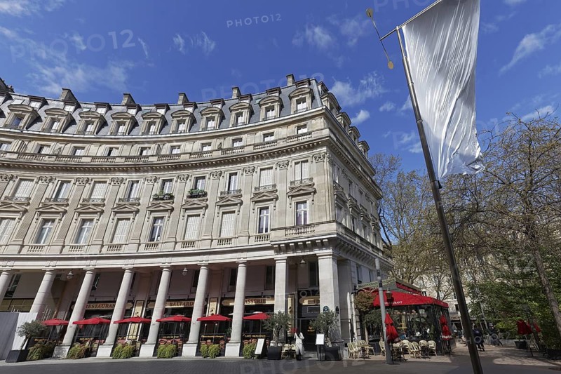 Classicist building with curved façade, Brasserie Le Baltard, Rue de Viarmes, 1st arrondissement, Paris, France