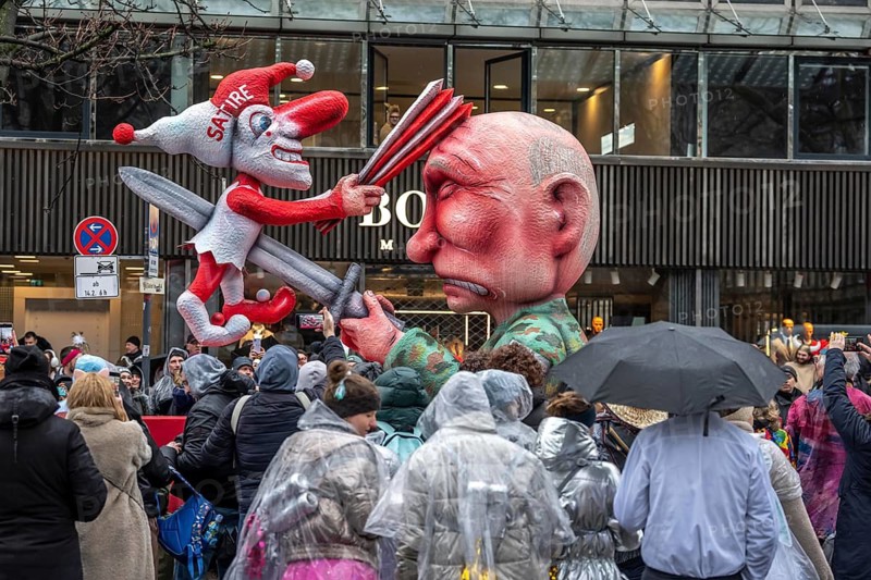 Rose Monday procession in Düsseldorf, theme car by wagon maker Jacques Tilly, Putin impales the symbolic figure of the carnival, Hoppeditz, the satire clown who fights back with the fool's joke, on the subject of court action against Tilly in Russia for his theme cars against Putin and the Ukraine war, North Rhine-Westphalia, Germany