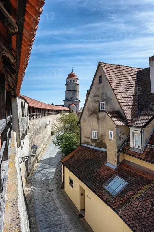 The historic rampart of the completely preserved, approx. 2.7 kilometers long city wall in the old town of Nördlingen with the Löpsinger Tor, Donau-Ries district, Nördlinger Ries, Bavaria, Germany