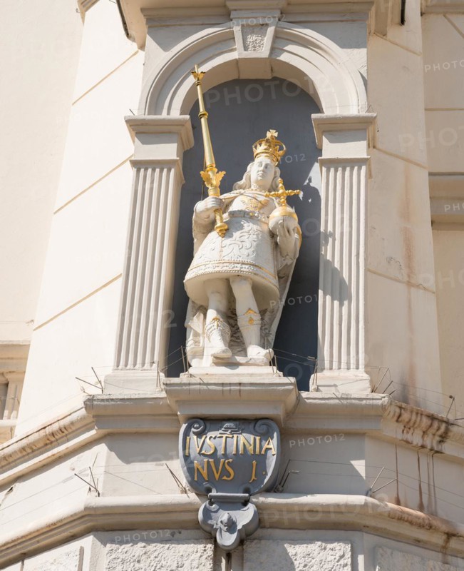 Figure, statue of Justinianus I (Justinian, Flavius Petrus Sabbatius Iustinianus), Roman Emperor with crown, orb and sceptre, magnificent, framed on the Baroque façade, main façade Am Markt, Lüneburg Town Hall, medieval building from 1230, Hanseatic City of Lüneburg, Lower Saxony, Germany